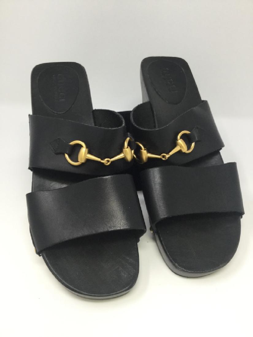 GUCCI BLACK LEATHER GOLD BUCKLE 10B SLIDES SHOES (1 of 3)