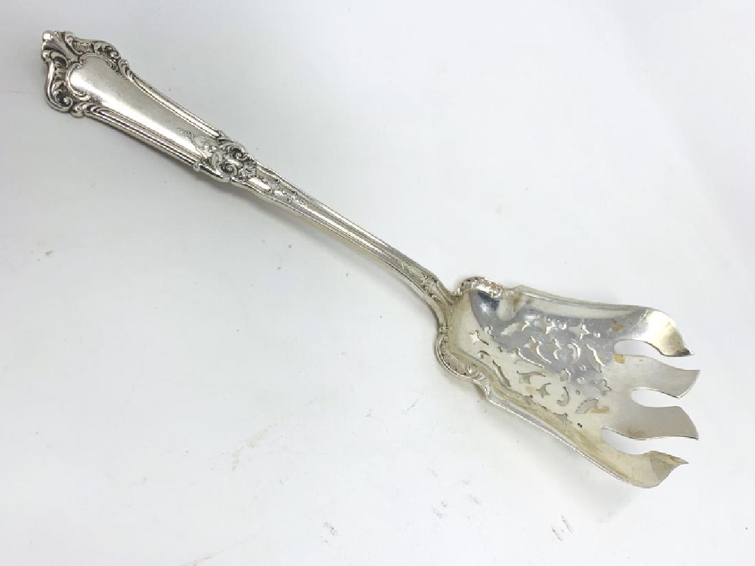 ORNATE VICTORIAN STERLING SERVING UTENSIL: Measures 9" long, dates to about 1912. Total weight of 57 grams. Third party shipping required for this lot