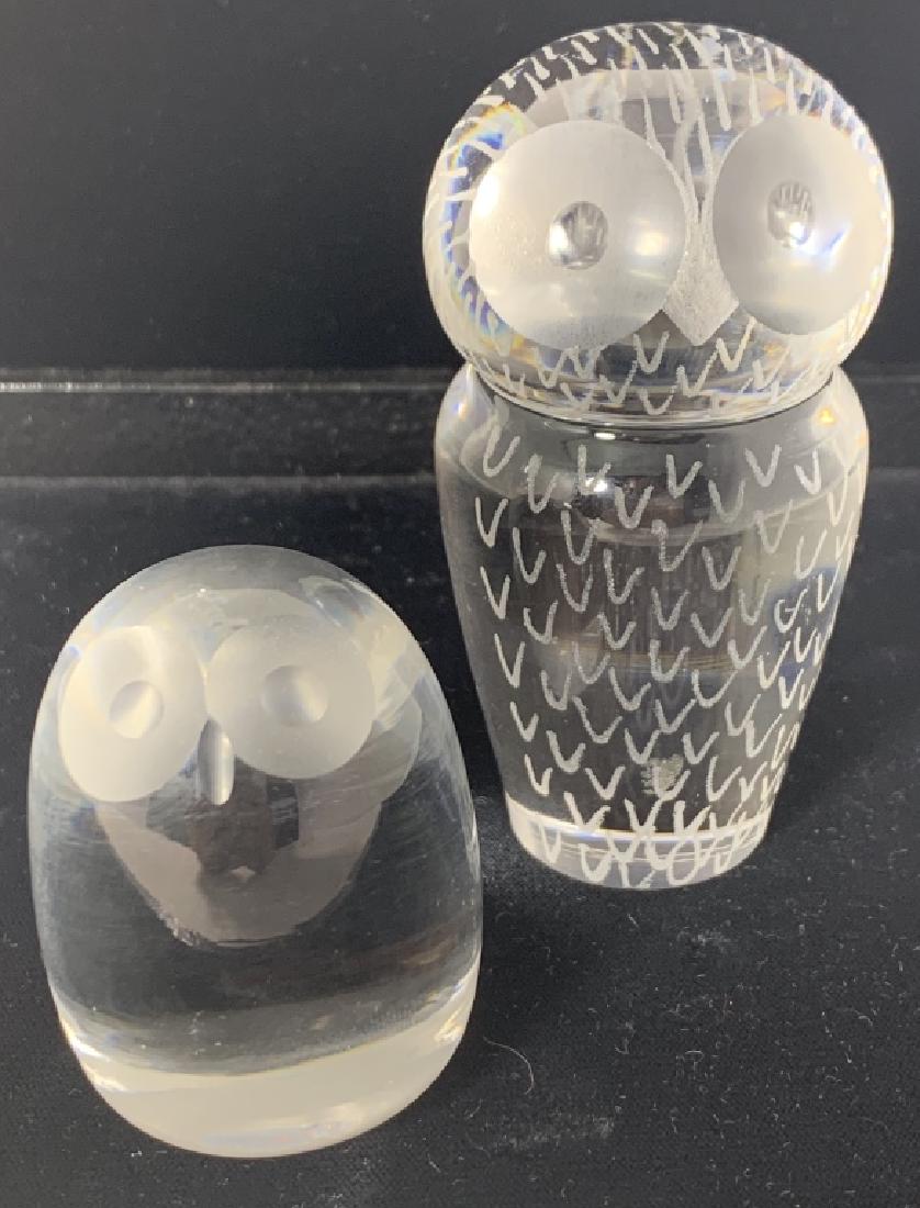 PAIR OF SIGNED GLASS OWL PAPERWEIGHTS (1 of 3)