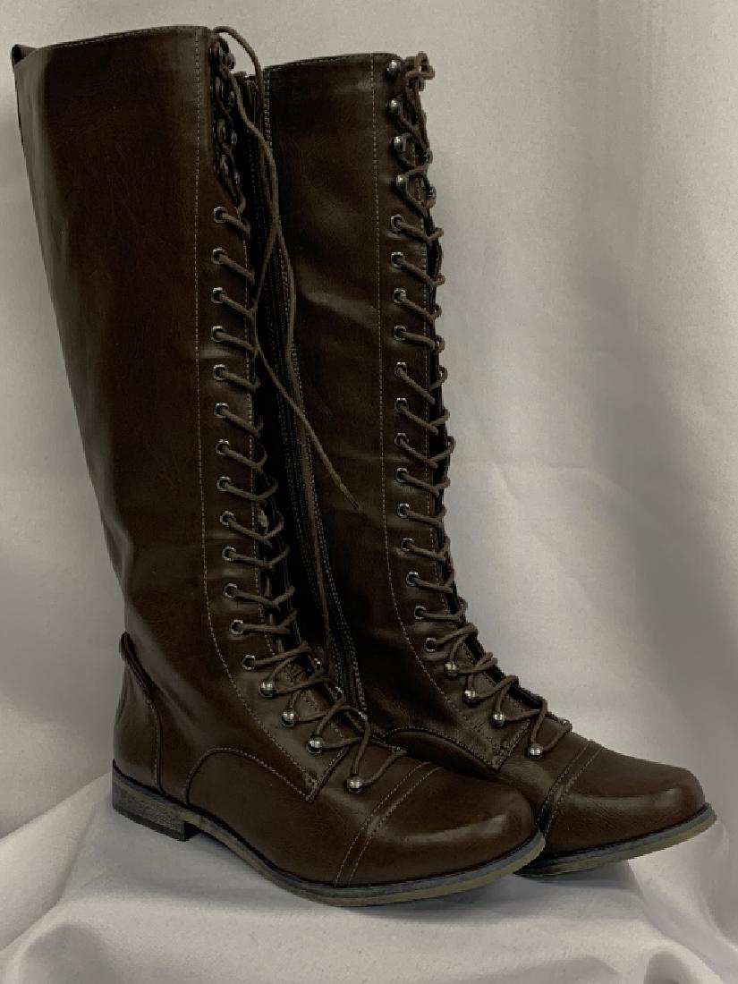XOXO TALL LEATHER WOMANS "BAKER" NEVER WORN SZ 8.5: XOXO TALL LEATHER WOMANS "BAKER" SIZE 8.5 Synthetic Synthetic sole Shaft measures approximately 14" from arch Platform measures approximately 0.25 Style: Fashion Boots Boot Opening Circumference: 13.5