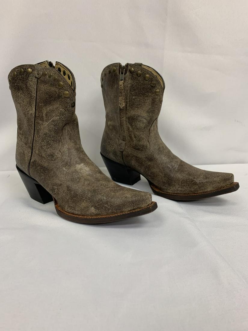NEW TONY LAMA LADIES COWGIRL COWBOY BOOTS 8.5: Never worn Tony Lama designer cowboy cowgirl boots, short shaft design, excellent condition. Size 8.5. Third party shipping required.