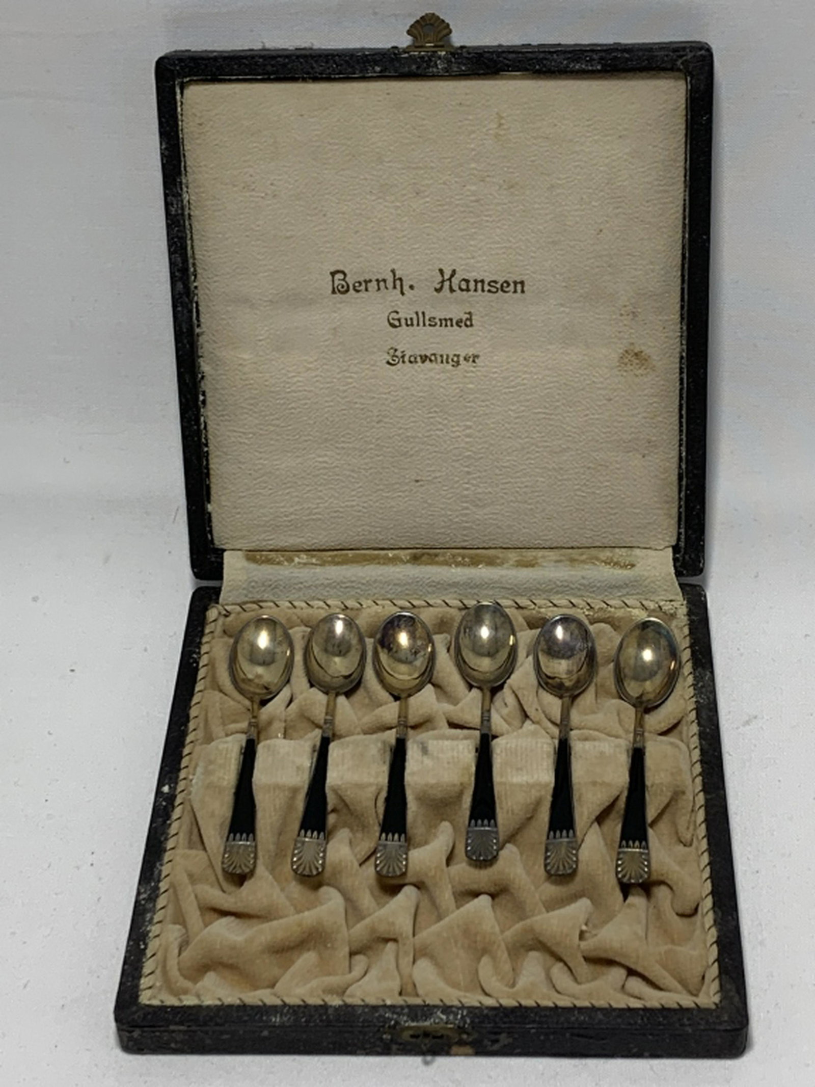 GULLSMED BERNHARD HANSEN (6) NORWEIGIAN SPOONS: Norwegian lot of 6 spoons from GULLSMED BERNHARD HANSEN in its own vintage box. Each spoon is decorated with enamel and made with a gold overlay and stamped as 925 silver. Spoons are 3.75" Box is 6" x
