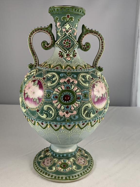 NIPPON MORIAGE 2 HANDLE VASE: Lovely hand painted Moriage Nippon two handle vase. From a Palm Beach Island Estate. In very good to excellent condition! 9 x 5