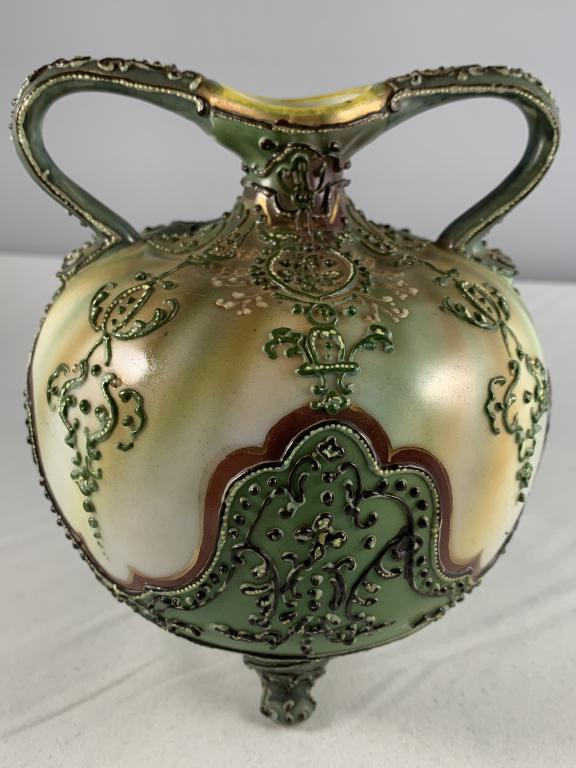 NIPPON MORIAGE 2 HANDLED VASE: Stunning two handled Nippon Moriage Vase. In very good to excellent condition. 51/4x 4