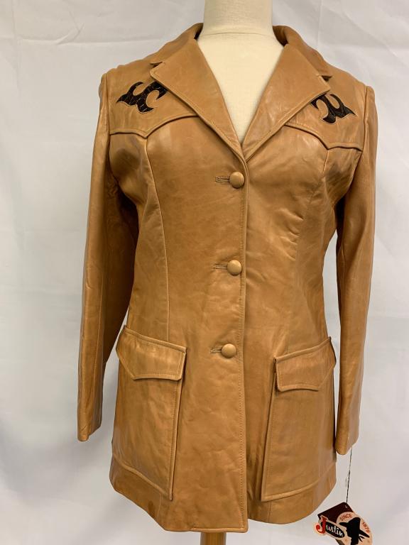 DEADSTOCK 70'S JUSTIN LEATHER CARAMEL COAT L 14: DEADSTOCK with original tags and extra buttons included. Caramel leather with western detail. Buttons down. Size 14 on tag. Third party shipping required.