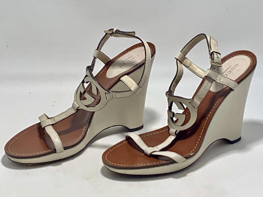GUCCI ITALY GG LOGO SILVER WEDGE SEXY SANDALS 8.5 (1 of 5)