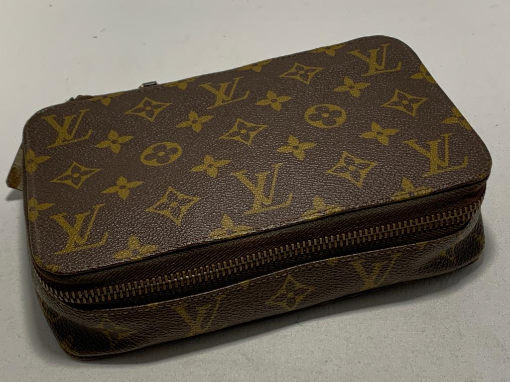 LOUIS VUITTON MONOGRAM LOGO TRAVEL CASE LRG WALLET (1 of 4)