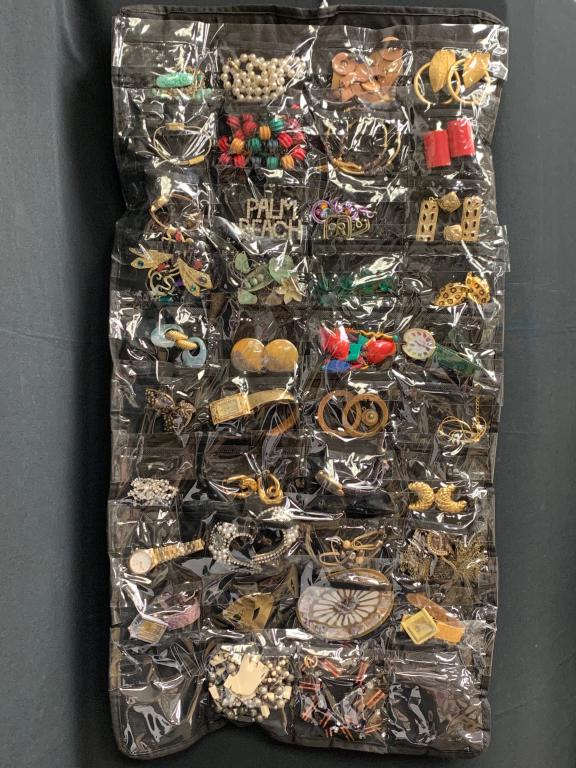 HUGE LOT OF COSTUME JEWELRY WATCHES PINS PEARLS ++ (1 of 20)
