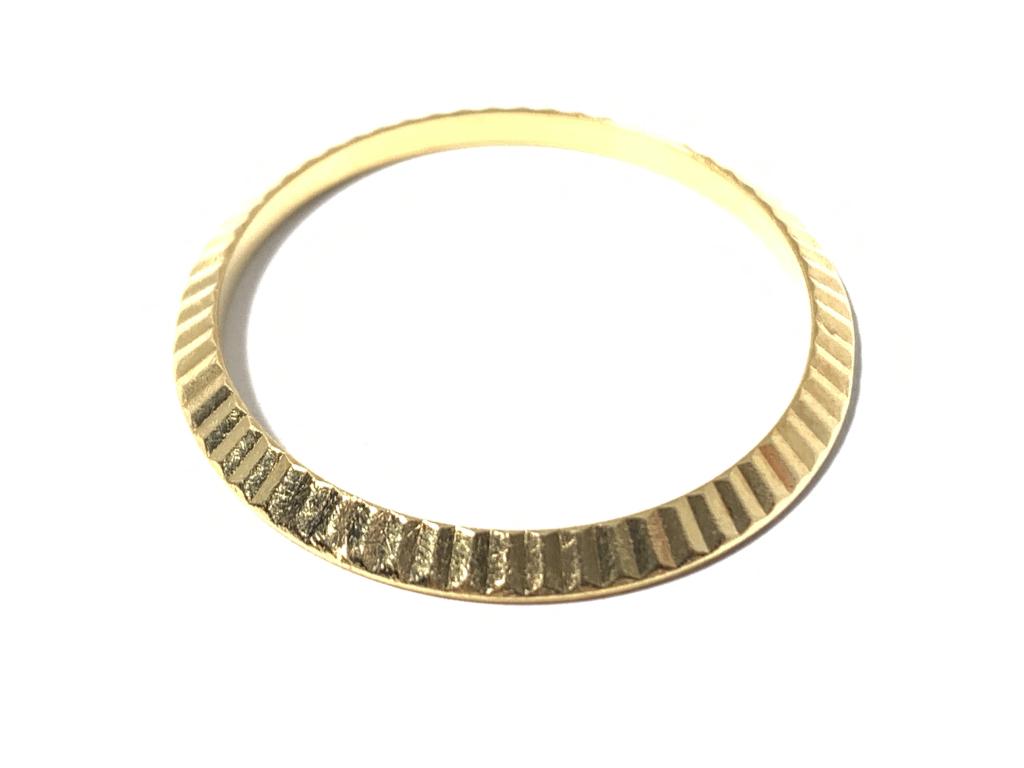 ROLEX 14KT YLW GOLD BEZEL REPLACEMENT FOR WATCH: Opening about 7/8 th of an inch. Has the Rolex Logo impressed twice on the watch. Tests for 14kt gold Total weight 2.7 grams Third party shipping required