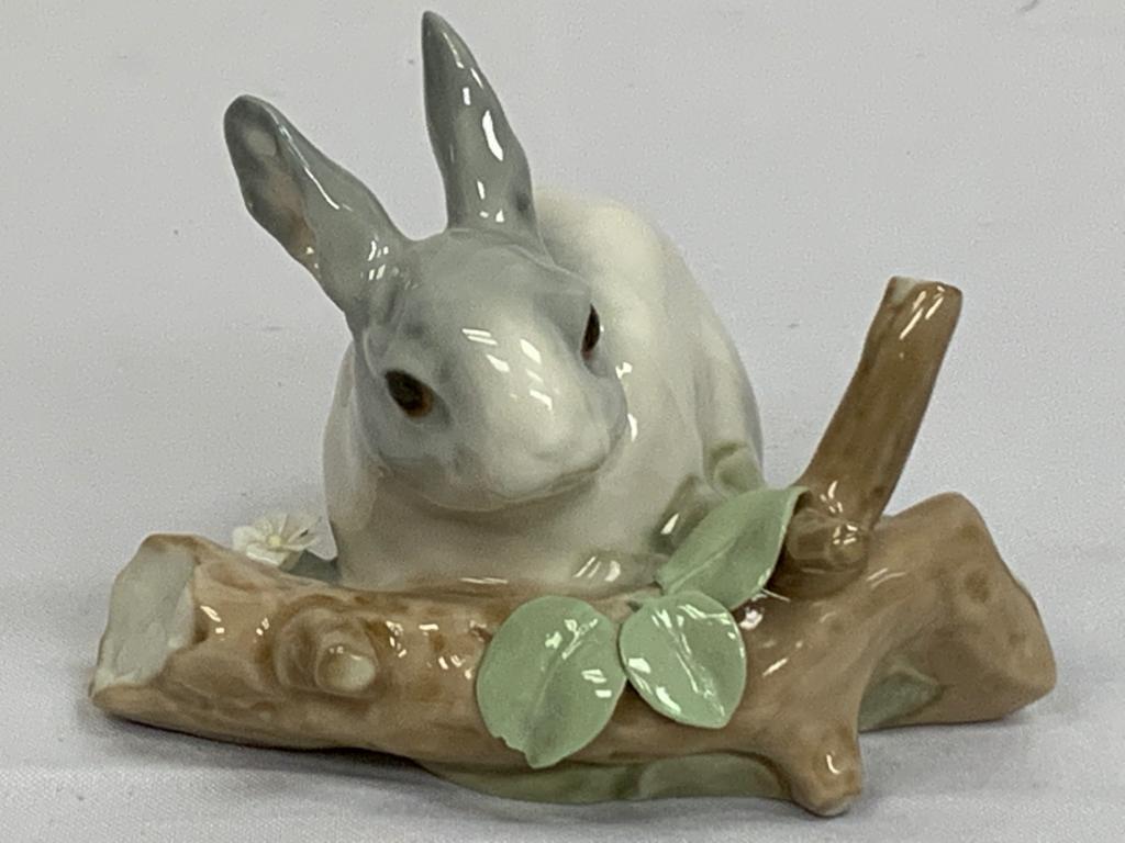 LLADRO 4772 "RABBIT EATING" BUNNY ON LOG FIGURINE (1 of 8)