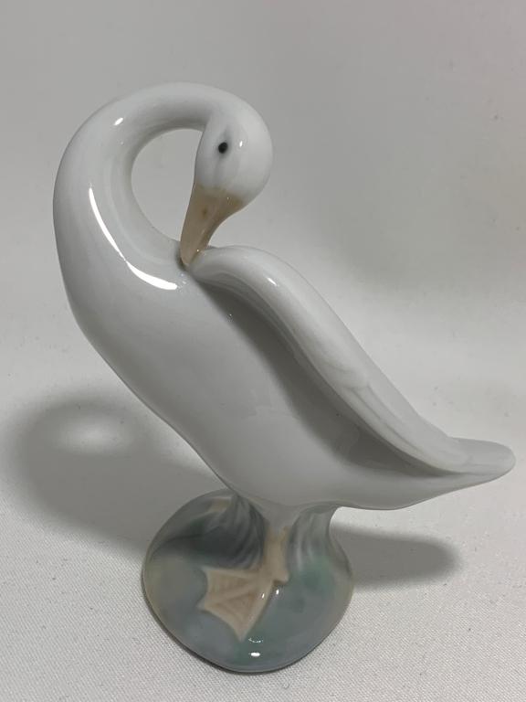 LLADRO SPAIN #4522 GOOSE GROOMING ELEGANT FIGURE (1 of 6)