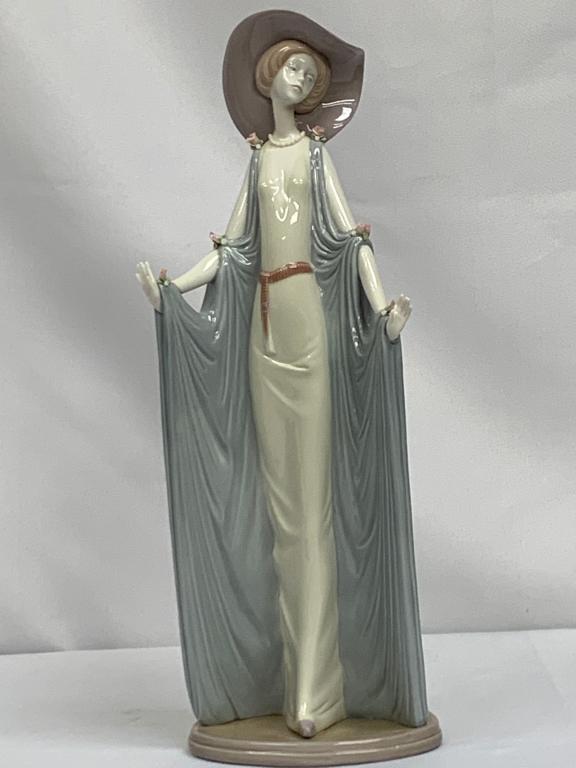 LLADRO #1428 "AFTERNOON TEA" ELEGANT LADY FIGURE (1 of 10)