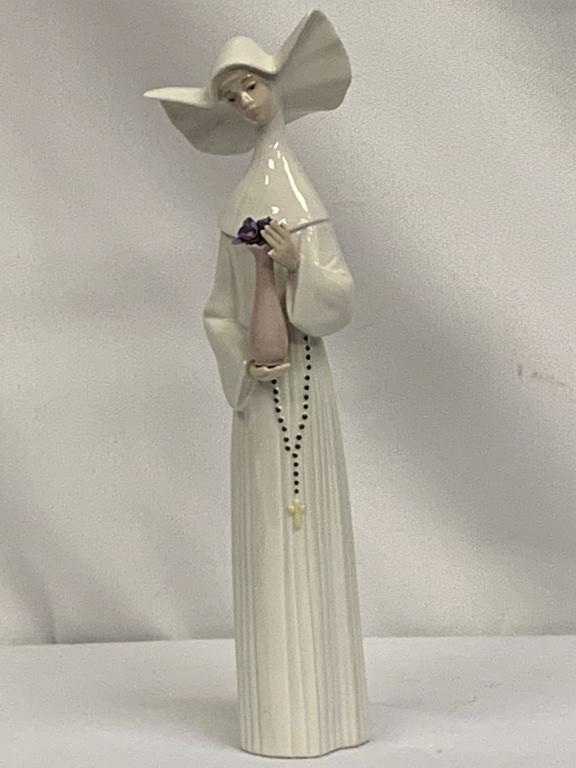 LLADRO #5550 "SERENE MOMENT" NUN FIGURINE (1 of 9)
