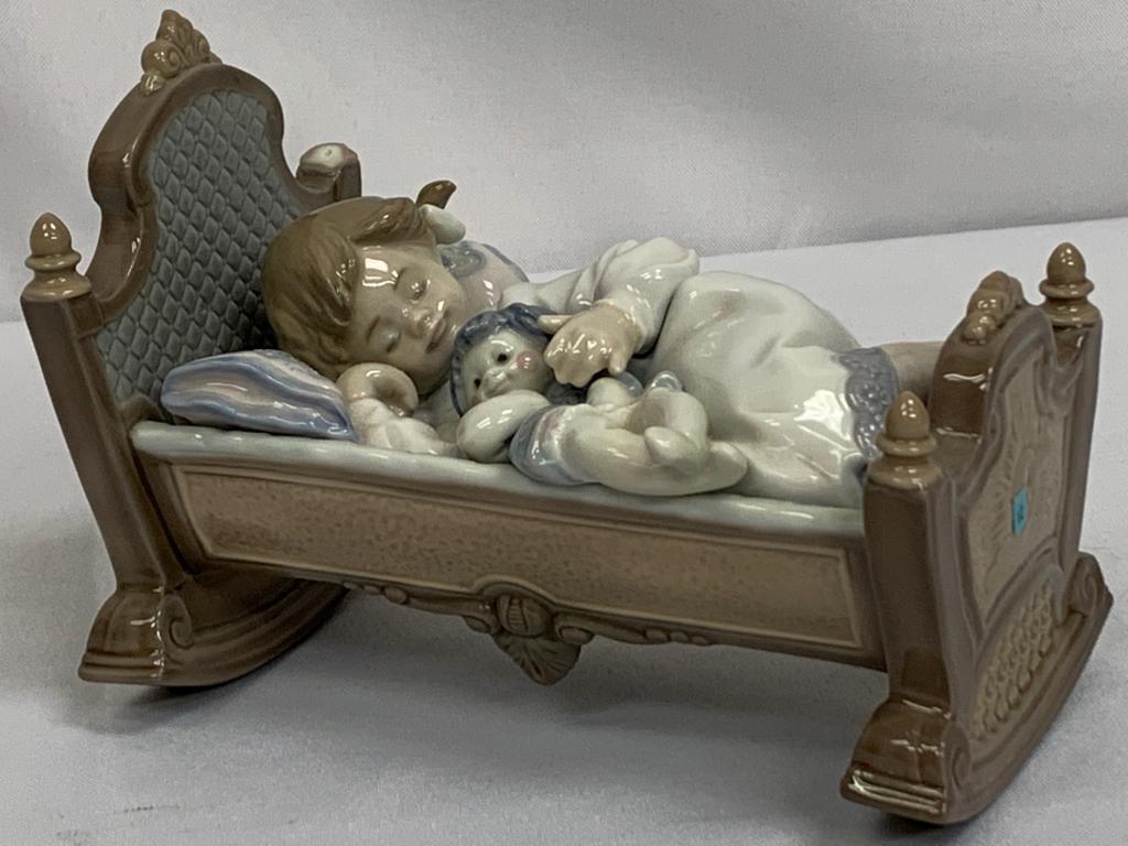 LLADRO #5717 "ROCK A BYE BABY" GIRL IN CRADLE DOLL (1 of 11)