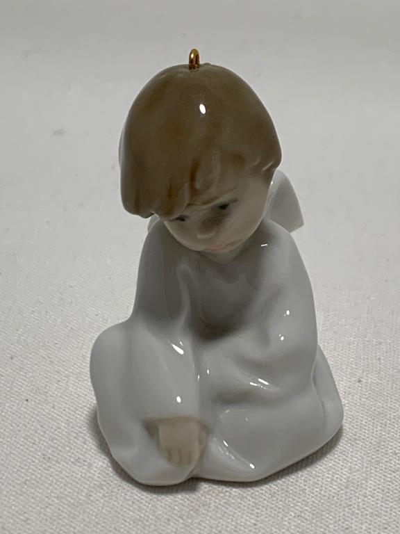 LLADRO #1604 MINI BOY ANGEL LOOKING DOWN ORNAMENT (1 of 5)