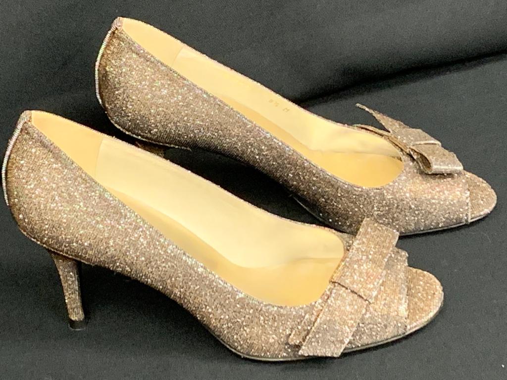 STUART WEITZMAN OPEN TOE BOW SHIMMERY HEELS 8.5: Worn only once and in amazing condition. Metallic with bow detail and open toe. Stilletto skinny sexy heels. Size 8.5 on shoe. Third party shipping required.