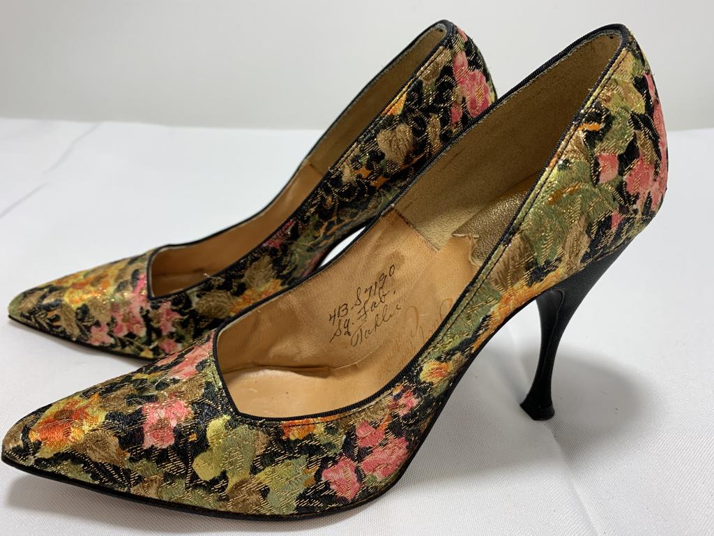 VINTAGE 1950'S JACQUES HEIMS PARIS COUTUIERE HEELS: Stunning pair of Jaques Heims Paris Coutuiere stilletto pumps. These little gems are absolutely stunning model sample. These closed toed pumps are in a silk floral pattern with gold woven throughout.