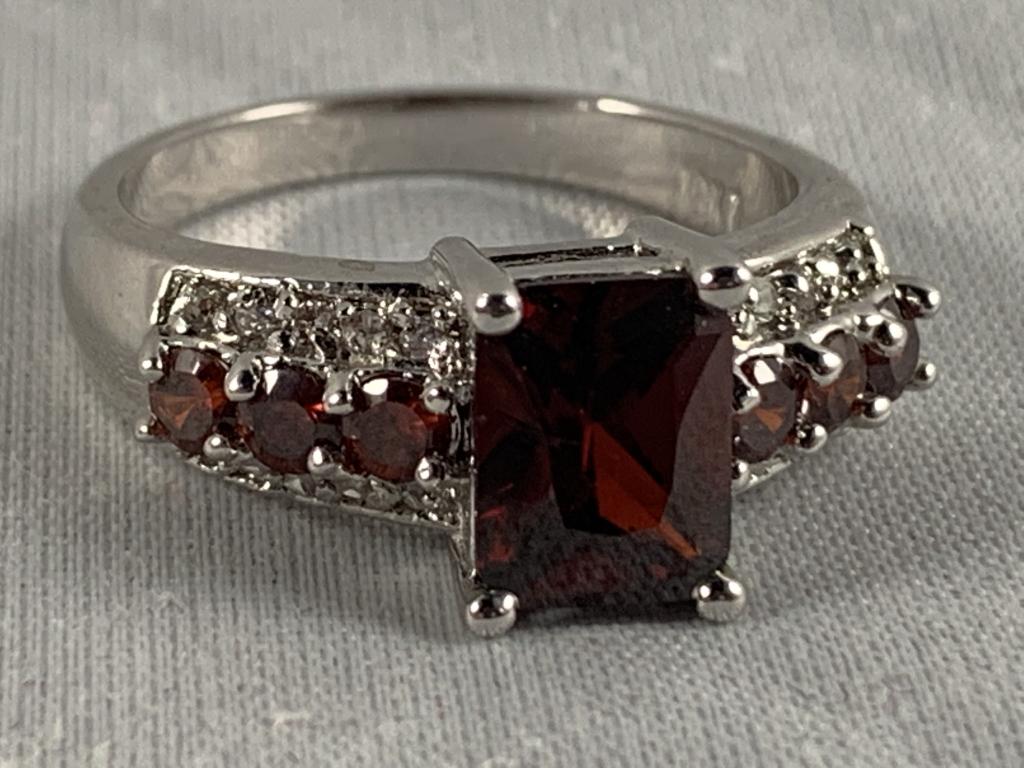 MENS GOLD RING WITH "DIAMONDS" SIZE 10 (1 of 4)