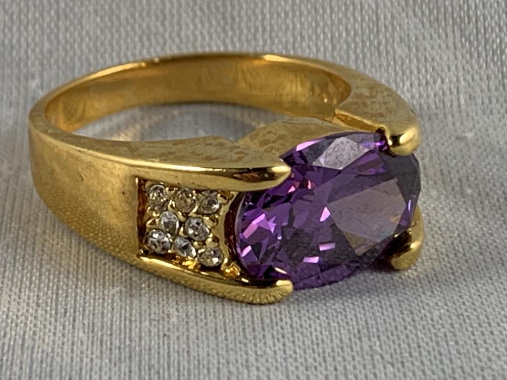 MENS GOLD RING SIZE 10 WITH PURPLE CENTER STON (1 of 7)
