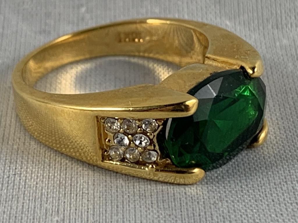 MENS GOLD RING WITH GREEN CENTER STONE SZ10 (1 of 5)