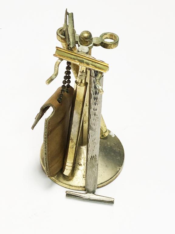 VINTANGE ANTIQUE SHAVING KIT: This is a vintage antique shaving kit. It comes with 3 razor holders as well as switch blade case. It is 2 gold plated razor holders and one silver. There is some normal vintage patina on all the piec
