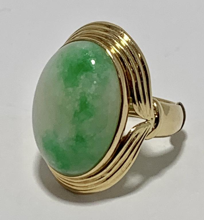 STRIKING 14 KT GOLD AND JADE RING SZ 7 1/2 (1 of 6)