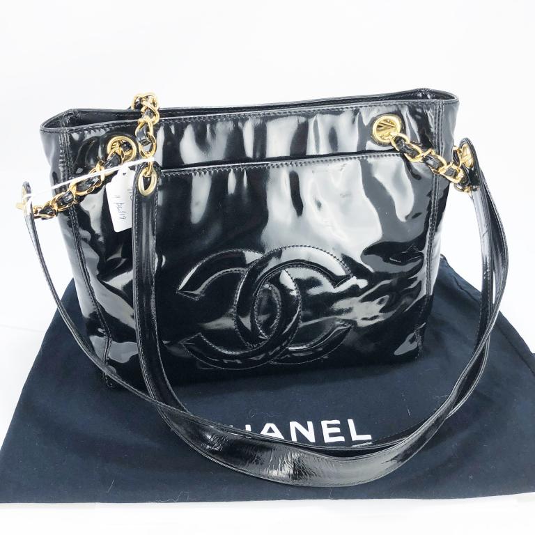 BLACK CHANEL PATTERN LEATHER SIGNATURE BAG (1 of 6)