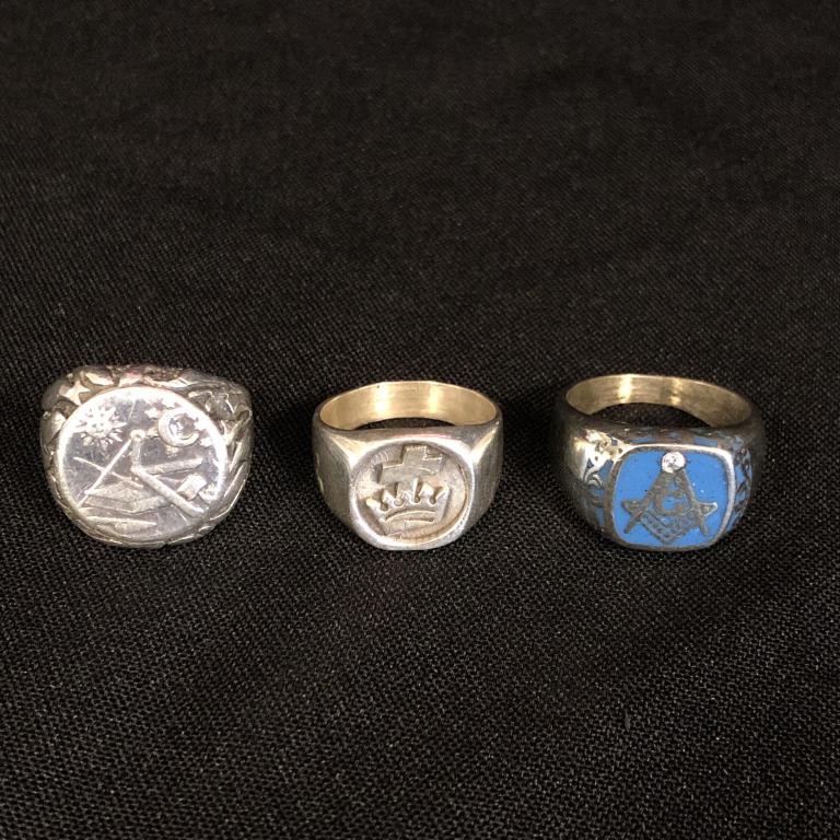 LOT OF 3 MEN'S SILVER RINGS (1 of 4)