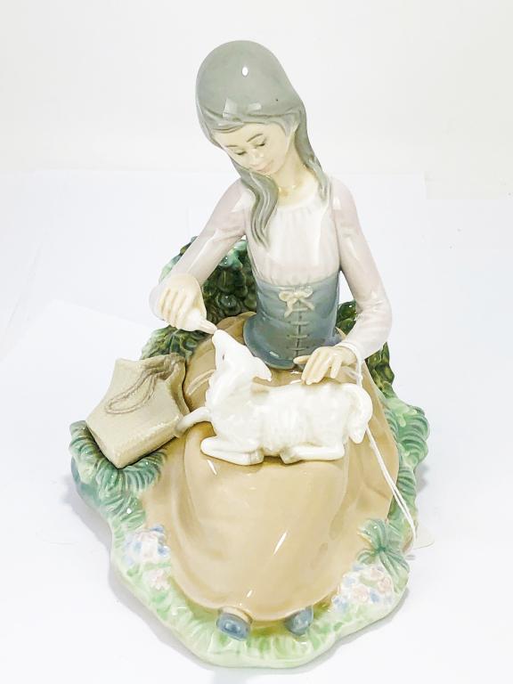 RETIRED LLADRO #1312 LITTLE BO PEEP GIRL W/ LAMB: Retired LLadro #1312 Little Bo Peep feeding lamb. 7" h