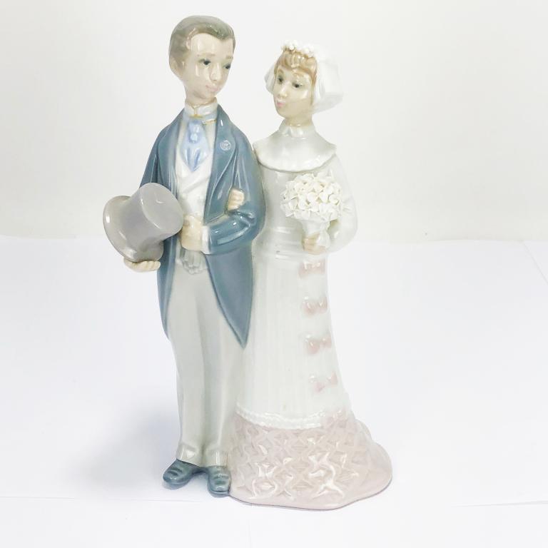 LLADRO MAN AND WOMEN WEDDING STATUE #4808 (1 of 3)