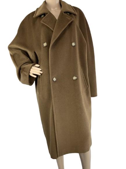 MAX MARA SZ 10 ITALIAN WOOL COAT: Italian made, MAX MARA 100% Wool coat is perfect for the colder weather. Measuring knee length in size 10.