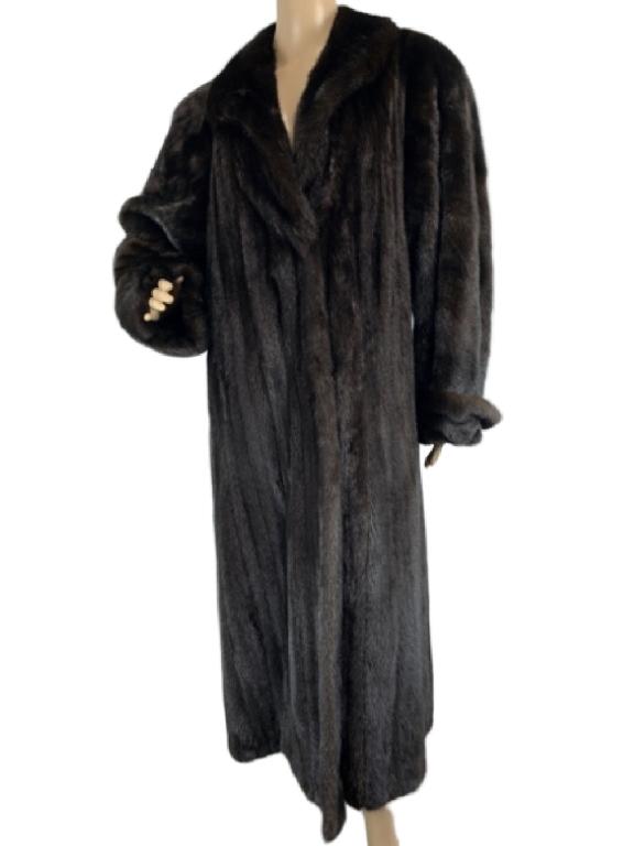 VINTAGE MILLER BROTHERS MINK FUR MAXI COAT M: Gorgeous vintage mink full length maxi coat by MILLER BROTHERS. Soft and pliable, well stored gorgeous fur coat. Fits a medium or large with 19" shoulders, 40" chest, and 49" length. Excellent conditi