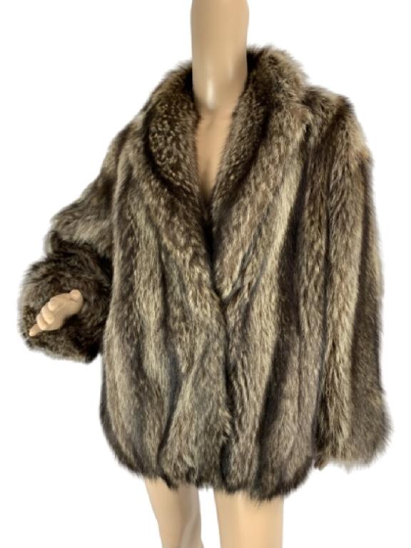 VINTAGE MANO SWARTZ CUFFED FOX FUR MIDI COAT M: Designer Mano Swartz elastic cuffeed fur coat in fox with midi styling. Vintage beautuiful design. Ftis a size medium or maybe large with 18" shoulder to shoulder, 40" bust, 25" sleeves and 29" length