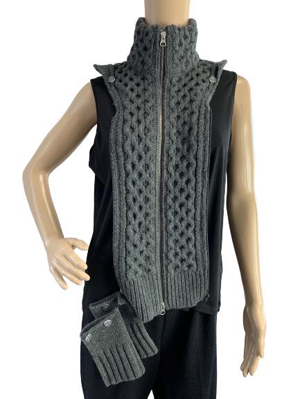 NEW NWT VERONICA BEARD UPDATE DICKEY W/ PIPES GRAY: NEW with tags by Veronica Beard. Upstate Dickey w/ arm pipes. Gray cableknit sweater material and buttons.One size fits all.