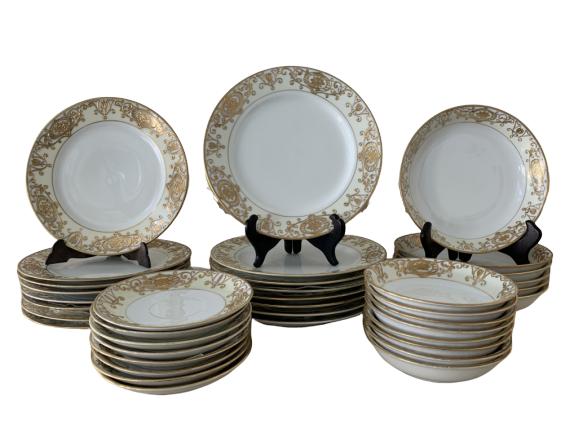 NORITAKE HANDPAINTED GOLD DETAIL PLATE SVC X8: NORITAKE HANDPAINTED GOLD DETAIL PLATE SVC X8 INCLUDES: - 8 demi bowls - 8 pasta bowls - 8 salad plates - 8 dinner plates - 8 saucers - GREAT CONDITION with only minor signs of use and wear!