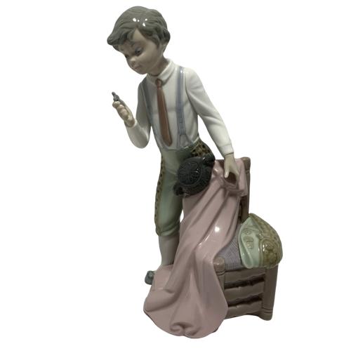 LLADRO DAISA 1981 BOY HOLDING CROSS (1 of 5)