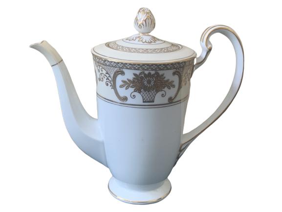 NORITAKE JAPAN 5573 GOLD DETAIL CHINA TEAPOT 7.5": NORITAKE JAPAN 5573 GOLD DETAIL CHINA TEAPOT 7.5" - 7.5" tall x 8" wide in size - Great condition!