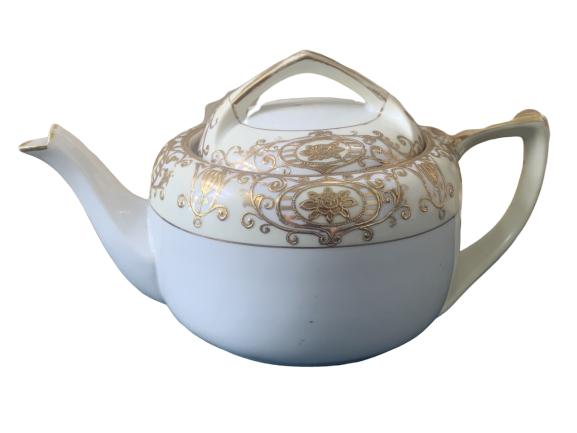 NORITAKE JAPAN 16034 GOLD DECOR FANCY SHORT TEAPOT: NORITAKE JAPAN 16034 GOLD DECOR FANCY SHORT TEAPOT - 5" tall x 8.5" width - Handpainted gold detail - Great gently used condition