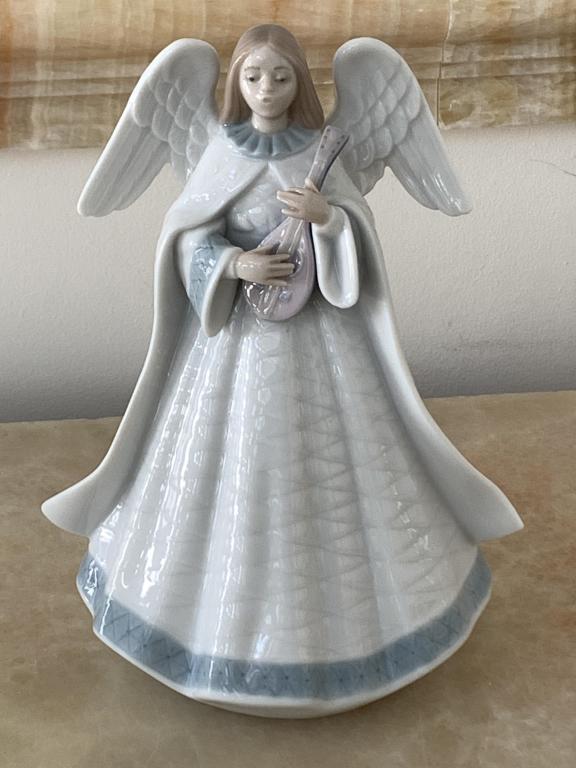 LLADRO PORCELAIN WINGED ANGEL W/BANJO FIGURINE: LLADRO PORCELAIN WINGED ANGEL W/BANJO FIGURINE - 8" x 4.5" x 2" - Good condition!