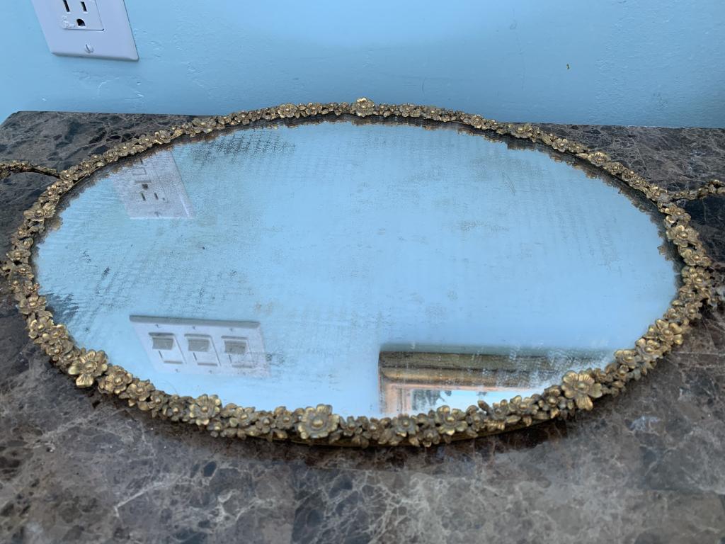 VINTAGE GOLD METAL DAISIES 18" OVAL VANITY TRAY: VINTAGE GOLD METAL DAISIES 18" OVAL VANITY TRAY - 18" WIDE - Good condition with some gentle signs of use
