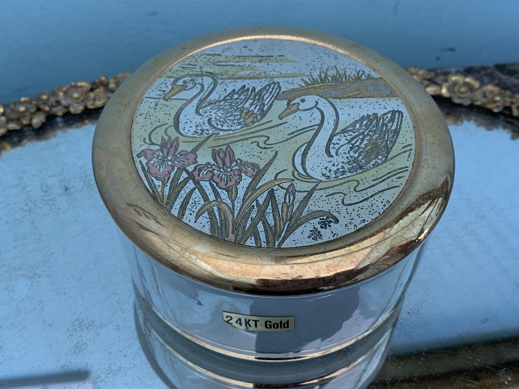 VINTAGE 22K GOLD PAINTED SWANS ON PORCELAIN BOX: VINTAGE 22K GOLD PAINTED SWANS ON PORCELAIN BOX - 3.5" DIAMETER - 1" HIGH - Excellent vintage condition