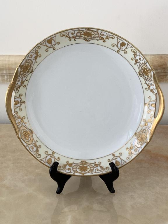NORITAKE CHINA GOLD PAINTED HANDLED SERVING BOWL: NORITAKE CHINA GOLD PAINTED HANDLED SERVING BOWL -10.5" x 10" x 1" -Light wear on gold trimming -Handpainted -Made in Japan -Good condition
