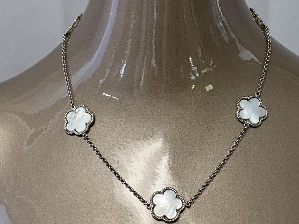 925 STERLING SILVER MOTHER OF PEARL DAISY NECKLACE: 925 STERLING SILVER MOTHER OF PEARL DAISY NECKLACE - 18" CHAIN length - 18.2 grams total weight - 6 total 1" diameter carved flowers in sterling silver frame attached to chain - Excellent condition an