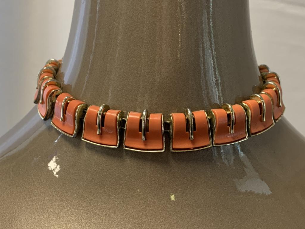 VINTAGE LISNER CORAL THERMOSET GOLDTONE NECKLACE: VINTAGE LISNER CORAL THERMOSET GOLDTONE NECKLACE - AMAZING choker necklace by Lisner - 50's in era - Excellent condition and signed on hook - 15" total length