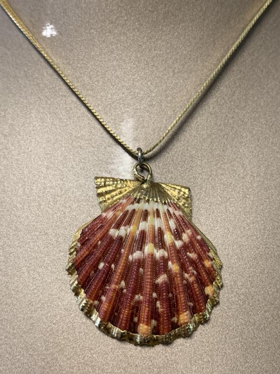 VINTAGE 80'S MONET GOLD CHAIN W/SHELL NECKLACE: VINTAGE 80'S MONET GOLD CHAIN W/SHELL NECKLACE - GOLD EDGED shell on gold Monet chain - Chain signed MONET at clasp - 15" chain - 1.5" pendant - Both in very good condition