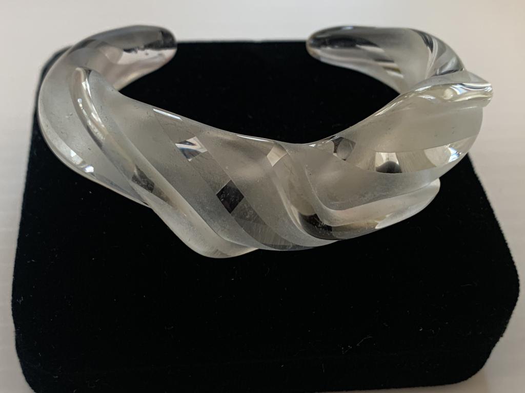 VINTAGE LUCITE BRACELET (1 of 4)
