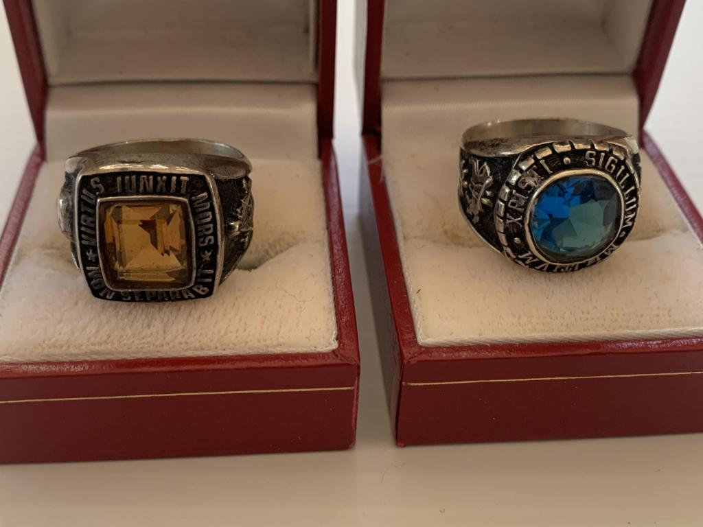 PAIR OF MEN'S SILVER MASON RINGS IN BOX: PAIR OF MEN'S SILVER MASON RINGS IN BOX