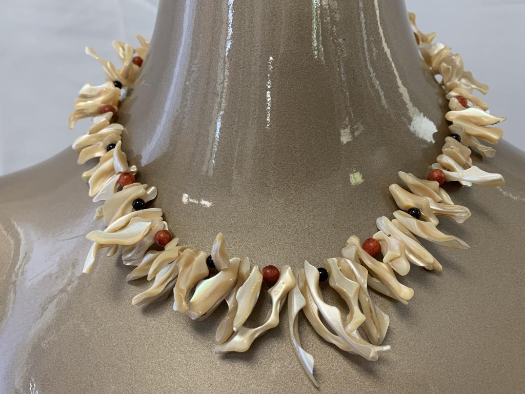 GORGEOUS MOTHER OF PEARL CORAL LINKS CHOKER (1 of 6)
