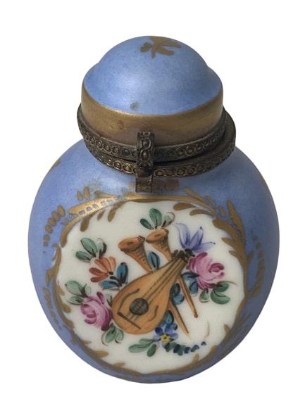 PEINT MAIN LIMOGES LARGE PILL BOX WITH LUTE (1 of 4)
