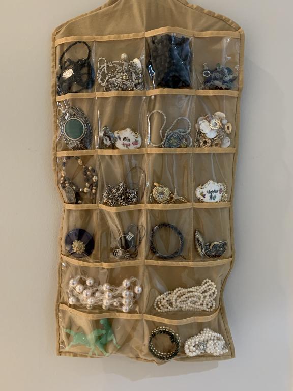 MIXED LOT OF 80+ PIECES COSTUME JEWELRY (1 of 8)